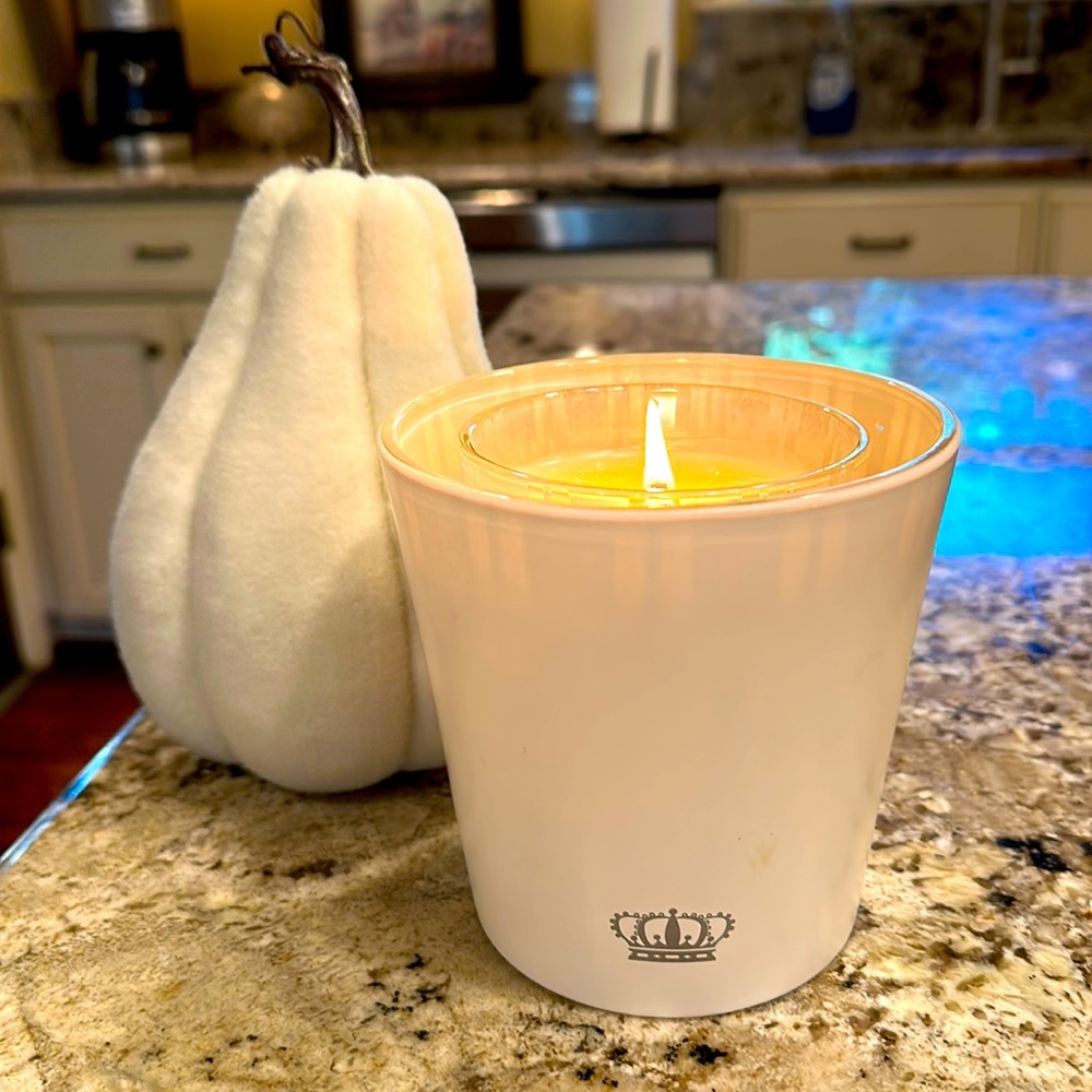 👑One Nest Fragrances “empty” candle jar. 21 oz size. Great bedside table item👑